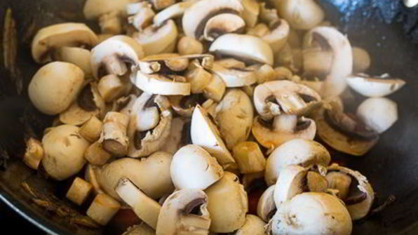 запеченная говяжья вырезка с соте из перца и грибов