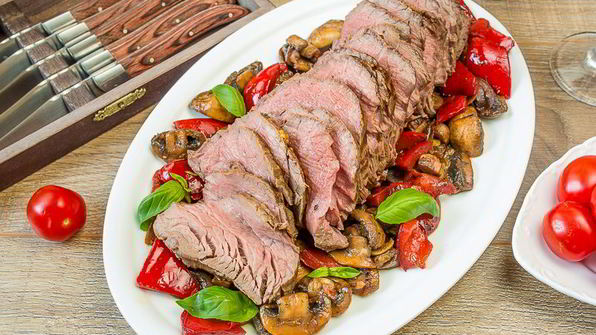 запеченная говяжья вырезка с соте из перца и грибов