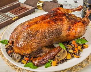 Запеченная утка в лаймово-медовой глазури