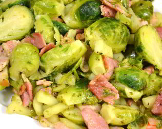 Брюссельская капуста с беконом и яблоками