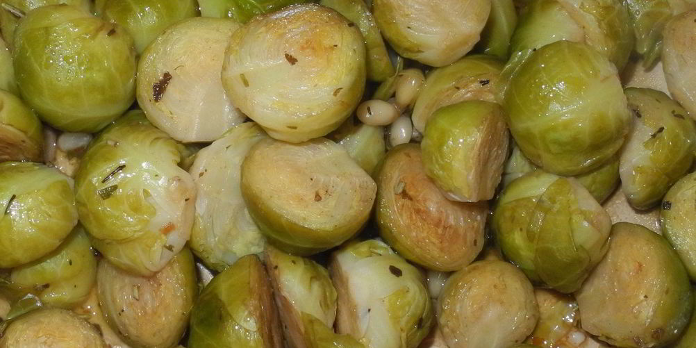 Рецепт брюссельской капусты с соусом из бальзамического уксуса и кедровыми орешками