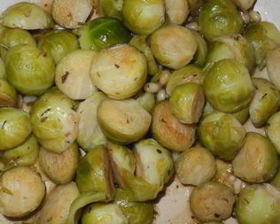 Брюссельская капуста с соусом из бальзамического уксуса и кедровыми орешками