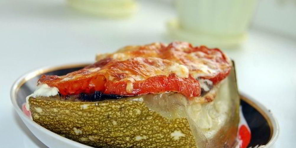 Рецепт фаршированного кабачка мясным фаршем с грибным соусом, с помидорами под сыром