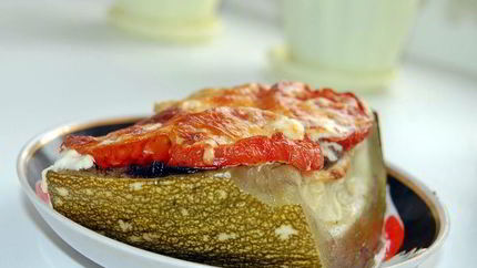 Фаршированный кабачок мясным фаршем с грибным соусом, с помидорами под сыром