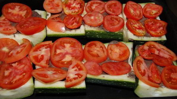 фаршированный кабачок мясным фаршем с грибным соусом, с помидорами под сыром