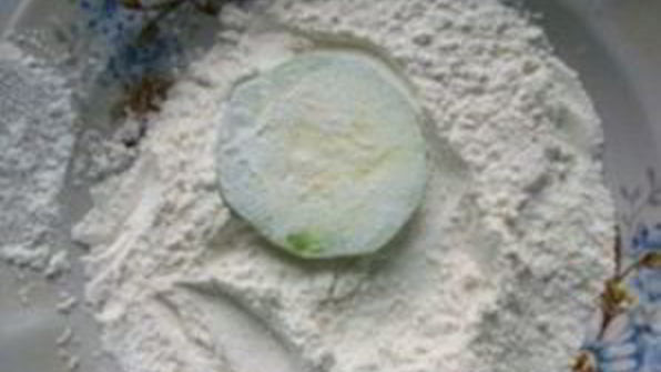 кабачки, жареные в муке с чесноком