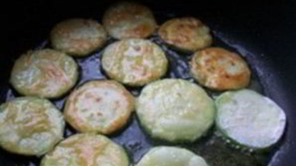 кабачки, жареные в муке с чесноком
