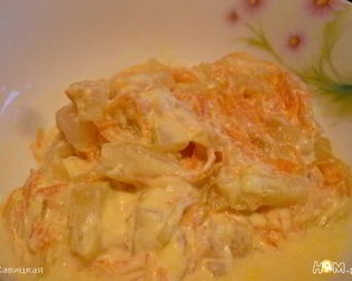 Кабачок с морковью, тушеный в сметане