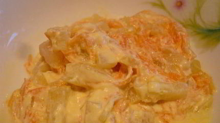 Кабачок с морковью, тушеный в сметане