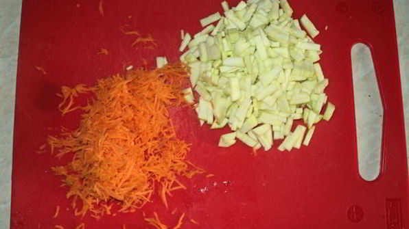 кабачок с морковью, тушеный в сметане