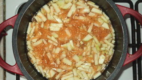 кабачок с морковью, тушеный в сметане