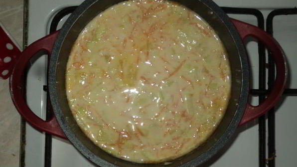 кабачок с морковью, тушеный в сметане