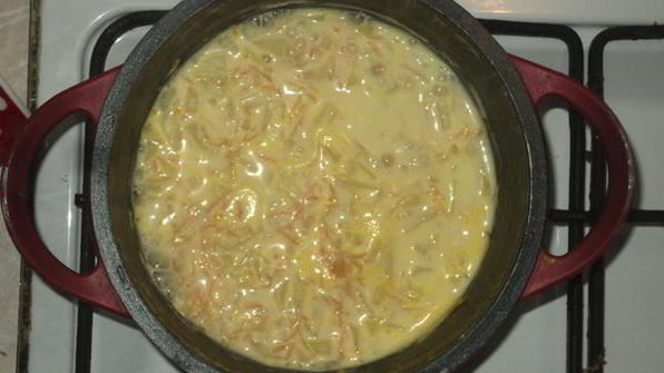 кабачок с морковью, тушеный в сметане