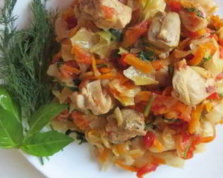 Капуста, тушенная с курицей и помидорами