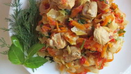 Капуста, тушенная с курицей и помидорами