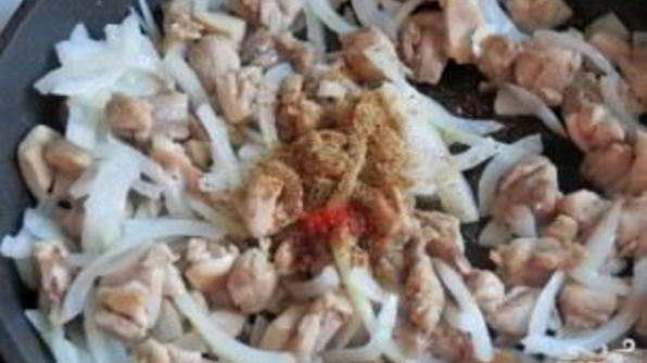 капуста, тушенная с курицей и помидорами