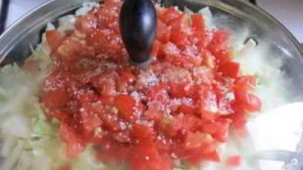 капуста, тушенная с курицей и помидорами