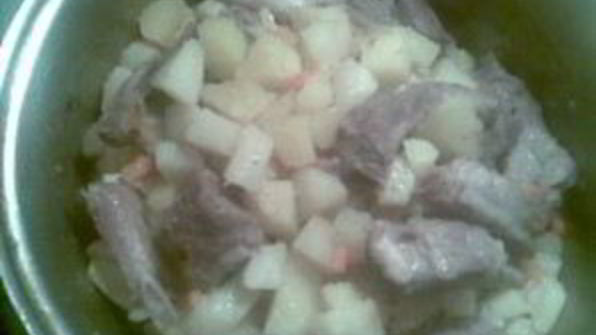 картофель тушеный с ребрышками