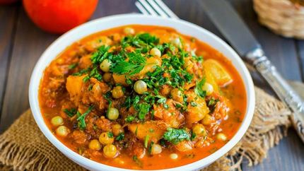 Картофель тушеный с тушенкой