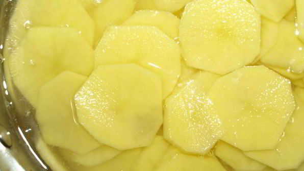 картофель, запеченный с салями