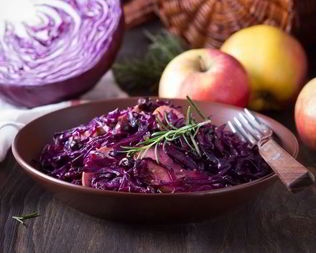 Красная капуста тушеная с яблоками