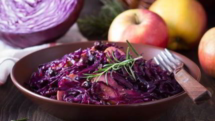 Красная капуста тушеная с яблоками
