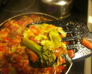 Молодая капуста, тушеная с красной фасолью