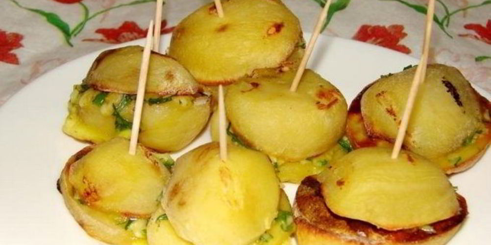 Рецепт молодой картошки, запеченной в духовке с салом