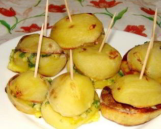 Молодая картошка, запеченная в духовке с салом