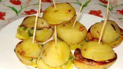 Молодая картошка, запеченная в духовке с салом