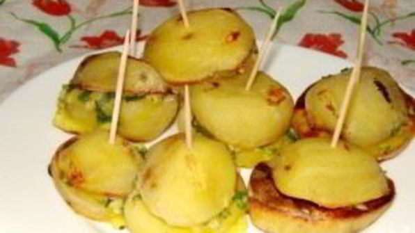 молодая картошка, запеченная в духовке с салом