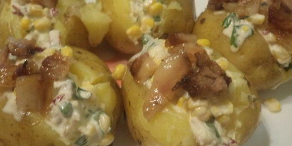 Рецепт молодого картофеля, фаршированного беконом и кукурузой