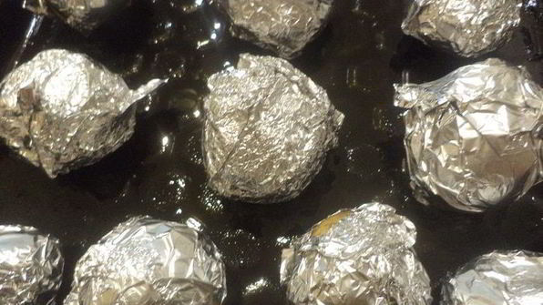 молодой картофель, фаршированный беконом и кукурузой