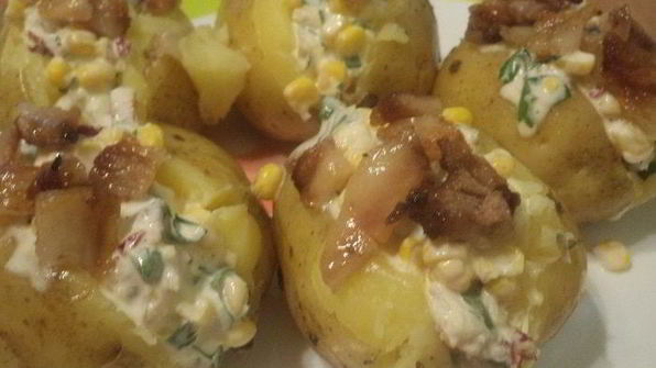 молодой картофель, фаршированный беконом и кукурузой