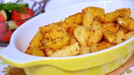 Молодой картофель запеченный с травами и чесноком