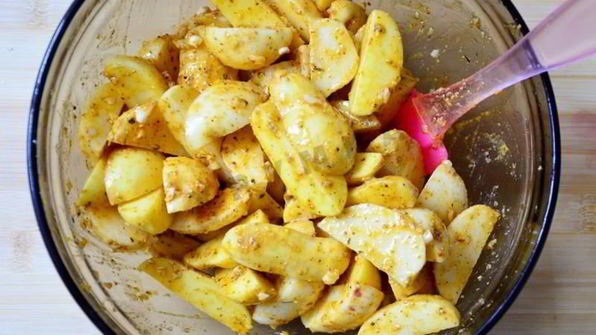 молодой картофель запеченный с травами и чесноком