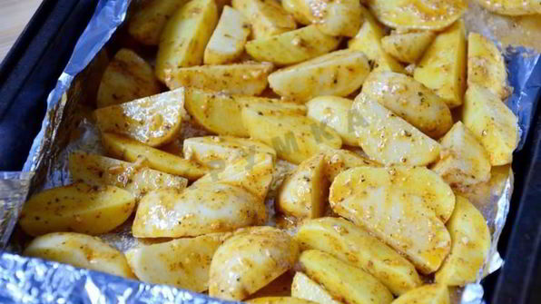 молодой картофель запеченный с травами и чесноком