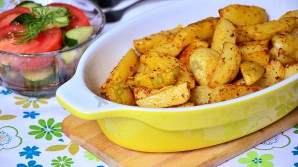 молодой картофель запеченный с травами и чесноком