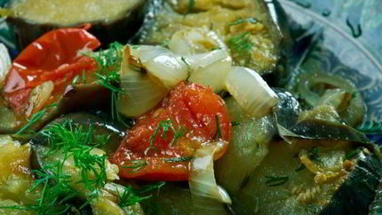 Отварные баклажаны с чесноком и зеленью