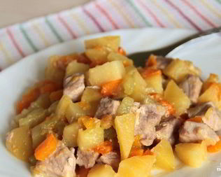 Овощи, тушенные со свининой