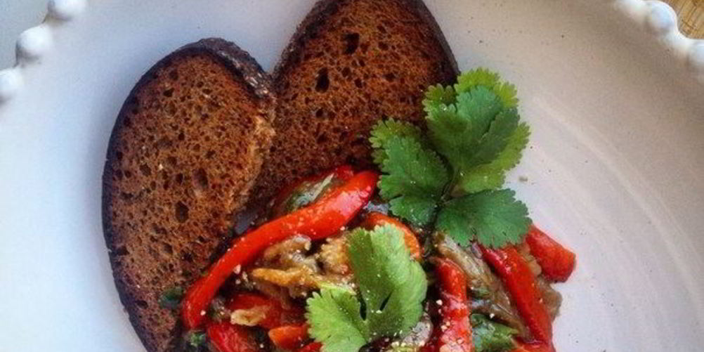 Рецепт печеных баклажанов и перцы с чесноком и зеленью