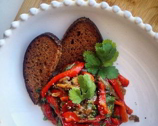 Печеные баклажаны и перцы с чесноком и зеленью