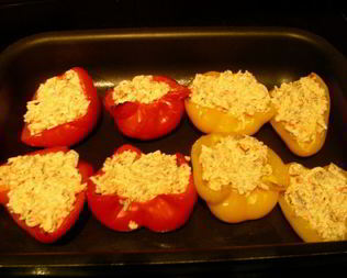 Перец, фаршированный крабовым мясом с сыром и сметаной