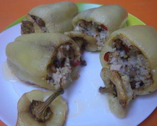 Перец, фаршированный рисом, курицей и перчиком чили