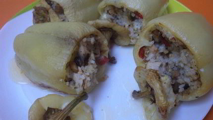 Перец, фаршированный рисом, курицей и перчиком чили