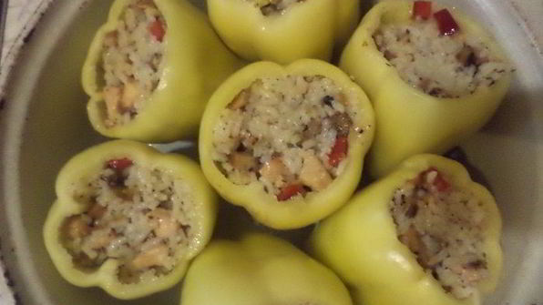 перец, фаршированный рисом, курицей и перчиком чили