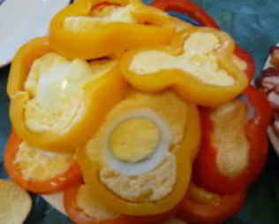 Перец фаршированный яйцами и сыром