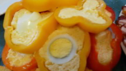 Перец фаршированный яйцами и сыром