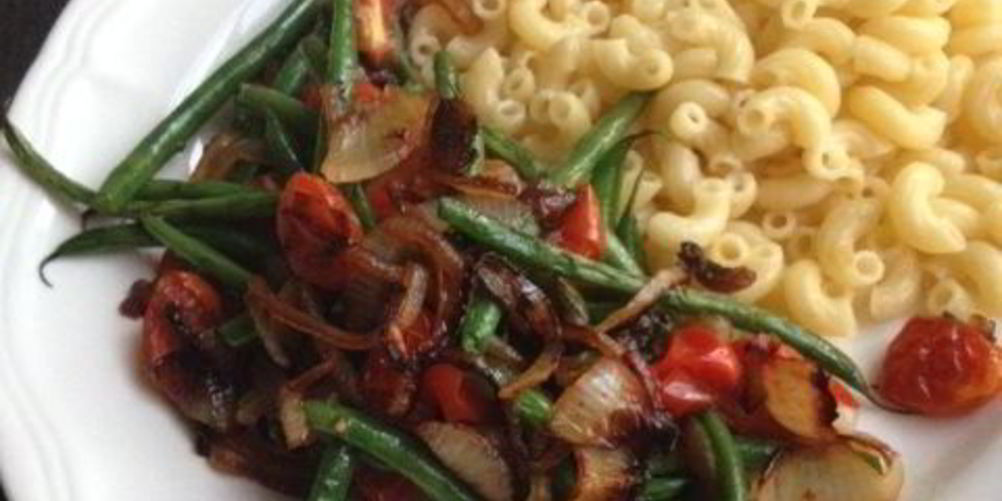 Рецепт стручковой фасоли с луком и помидорами
