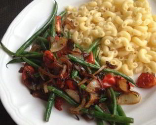 Стручковая фасоль с луком и помидорами